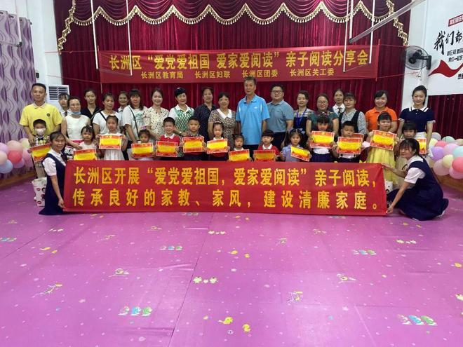 孩童往下水道扔鞭炮引发爆炸，多个井盖瞬间炸飞，一人送医